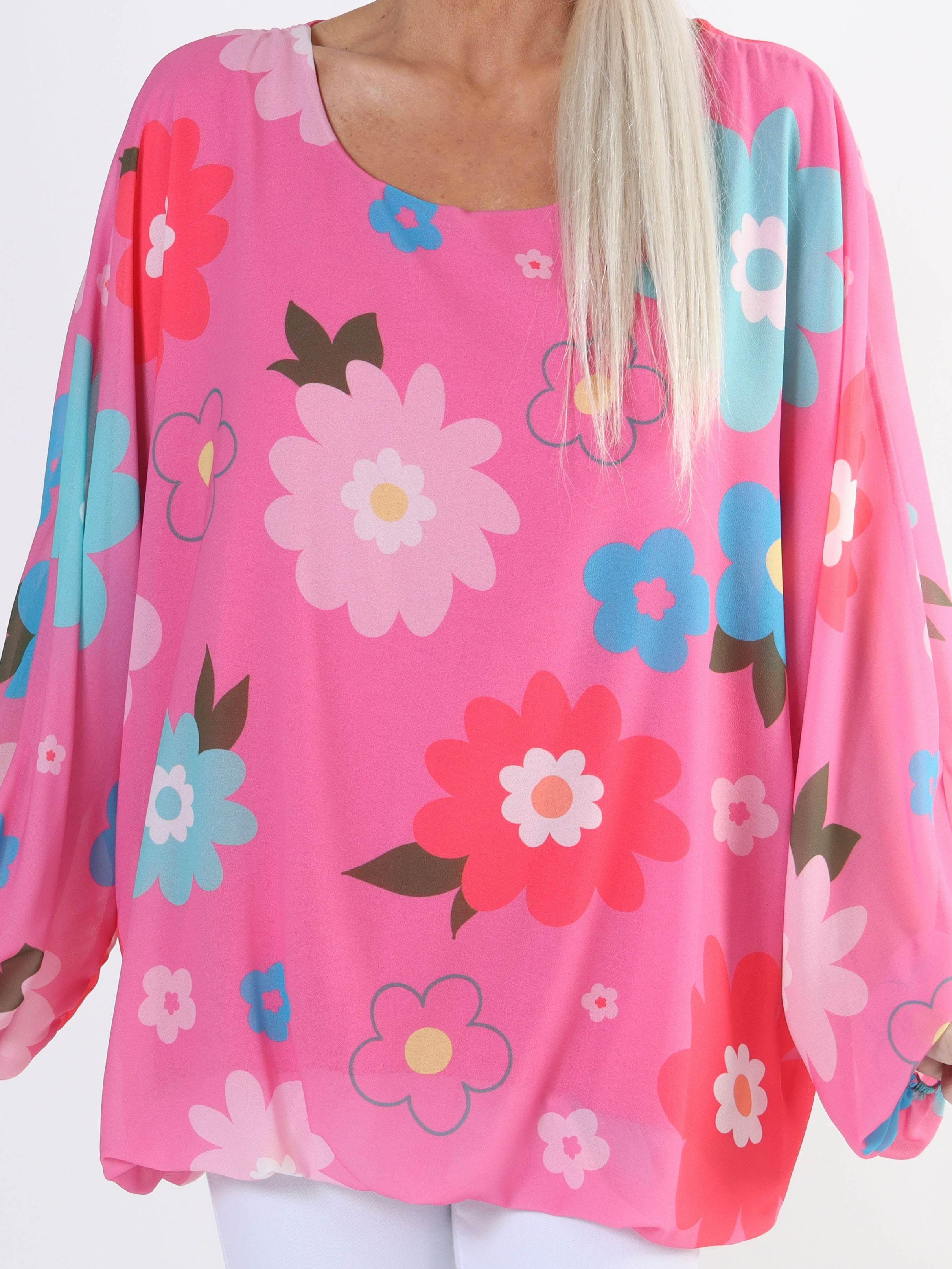 Destiny Flower - Chiffongblus med blommönster i plus size-modell